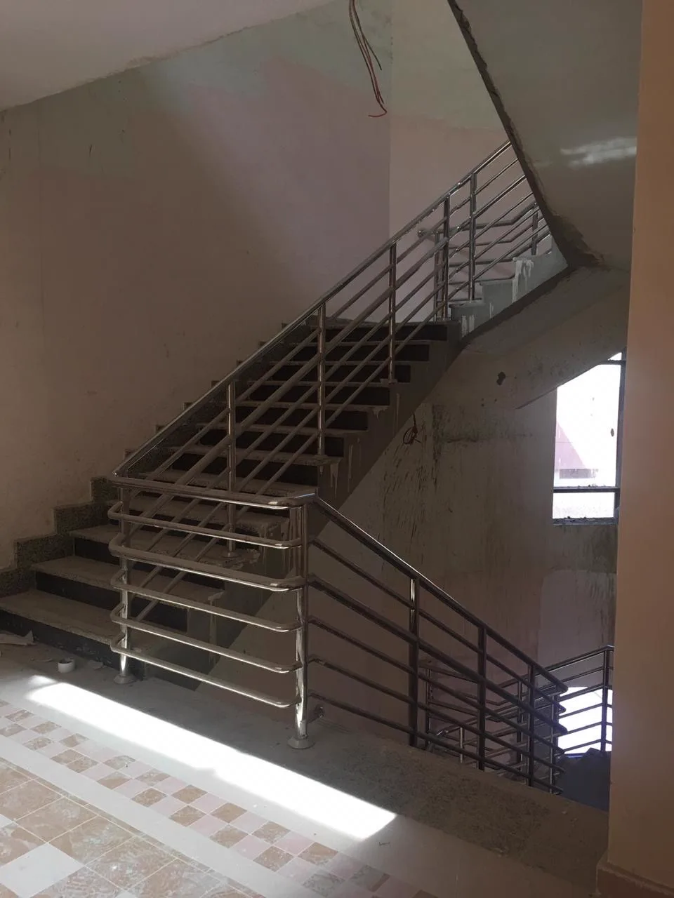 دربزين مواسير ستانلس ستيل مع خطوط عرضيه