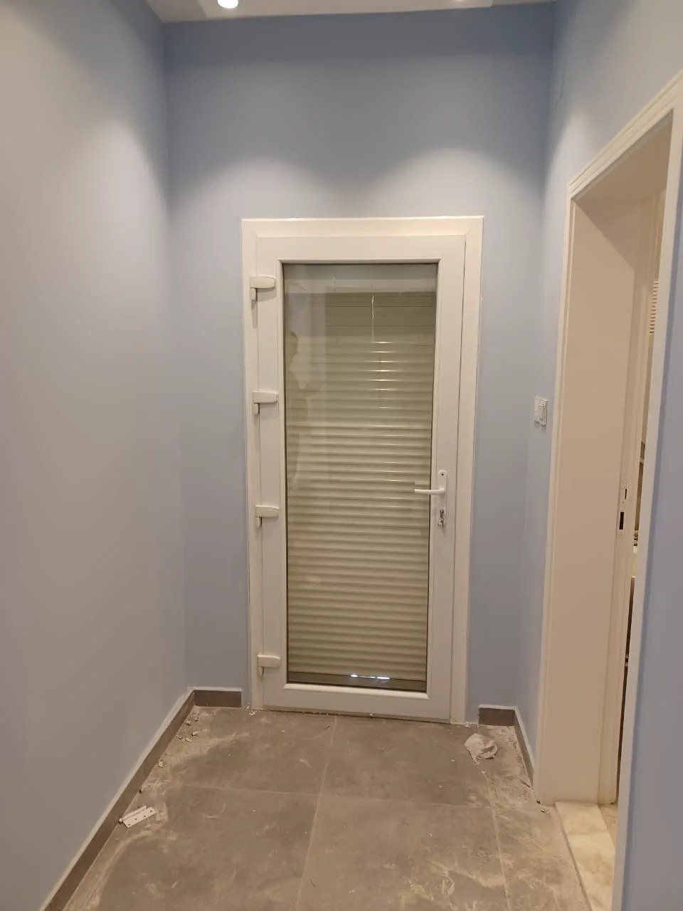 باب UPVC ابيض مع زجاج شفاف