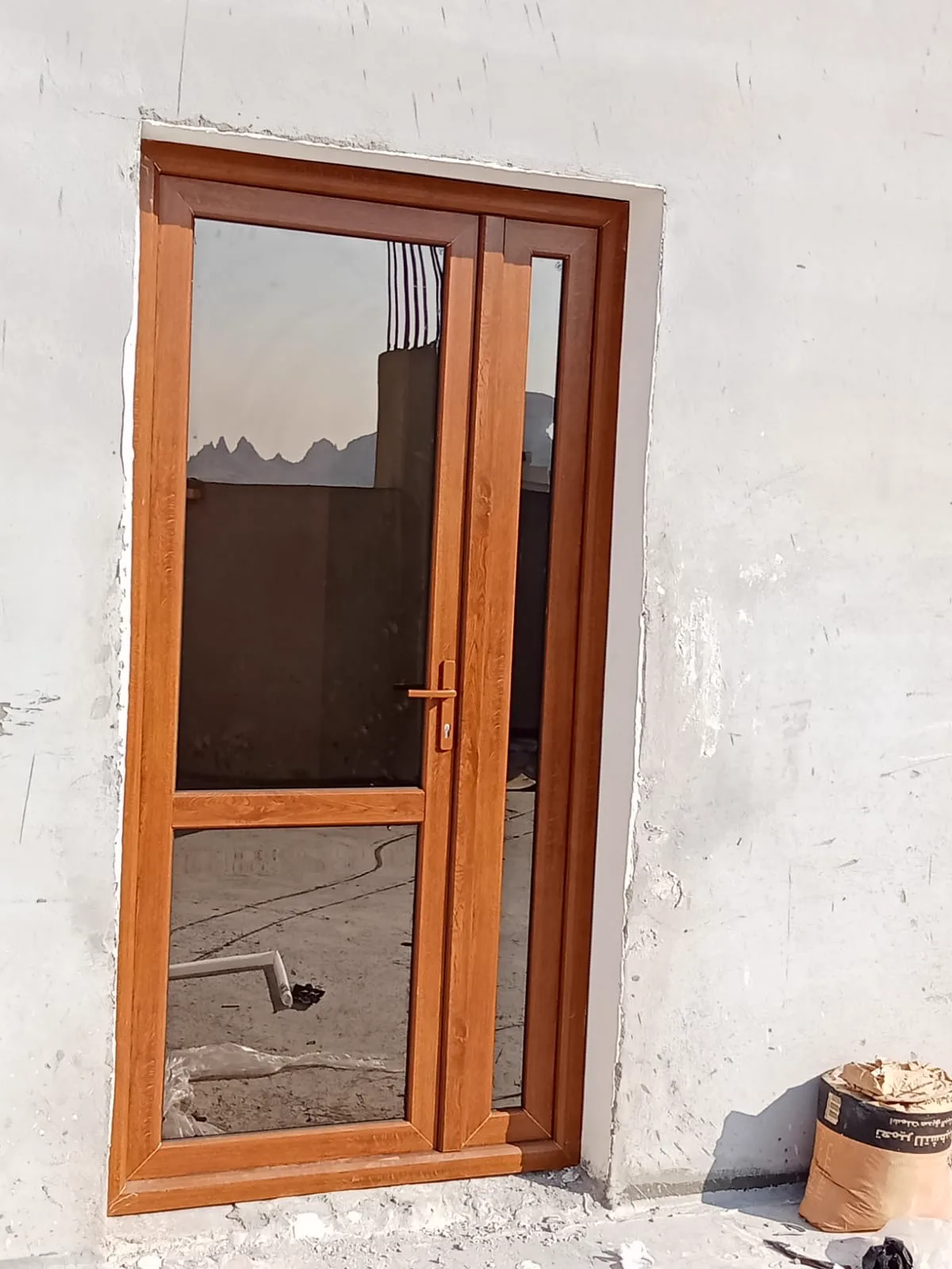 باب UPVC خشبي مع زجاج ملون عاكس
