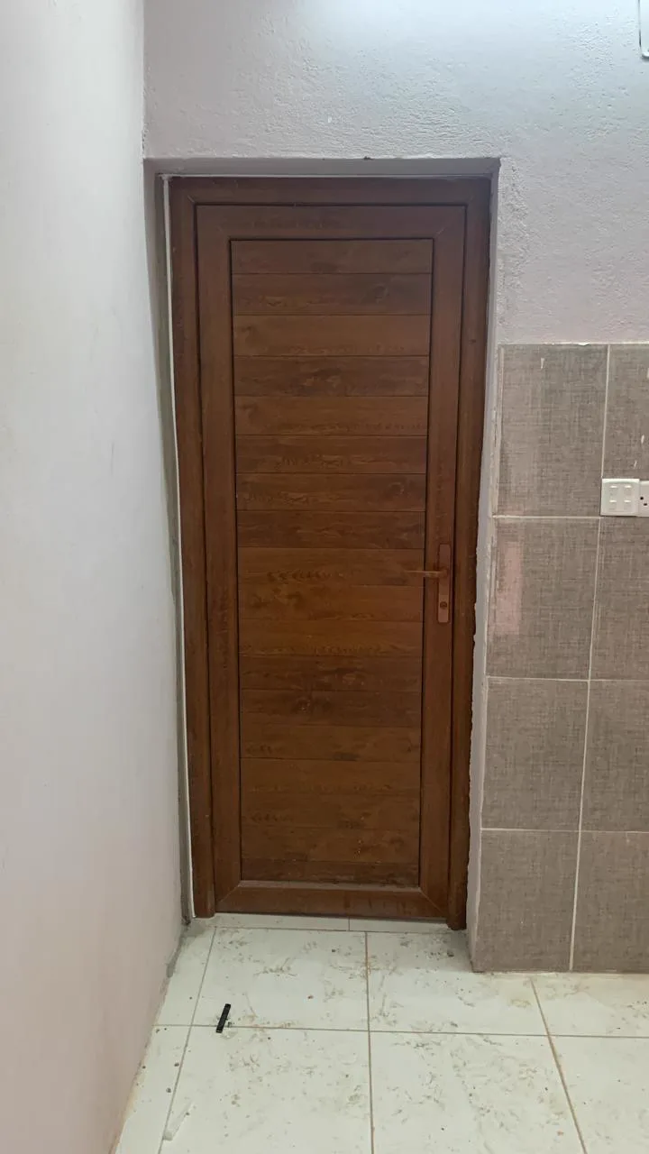 باب UPVC خشبي مع شرائح بانل
