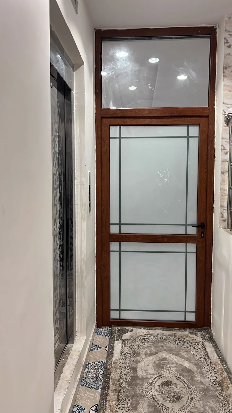 باب UPVC خشبي مع زجاج ثلجي وديكور داخل الزجاج