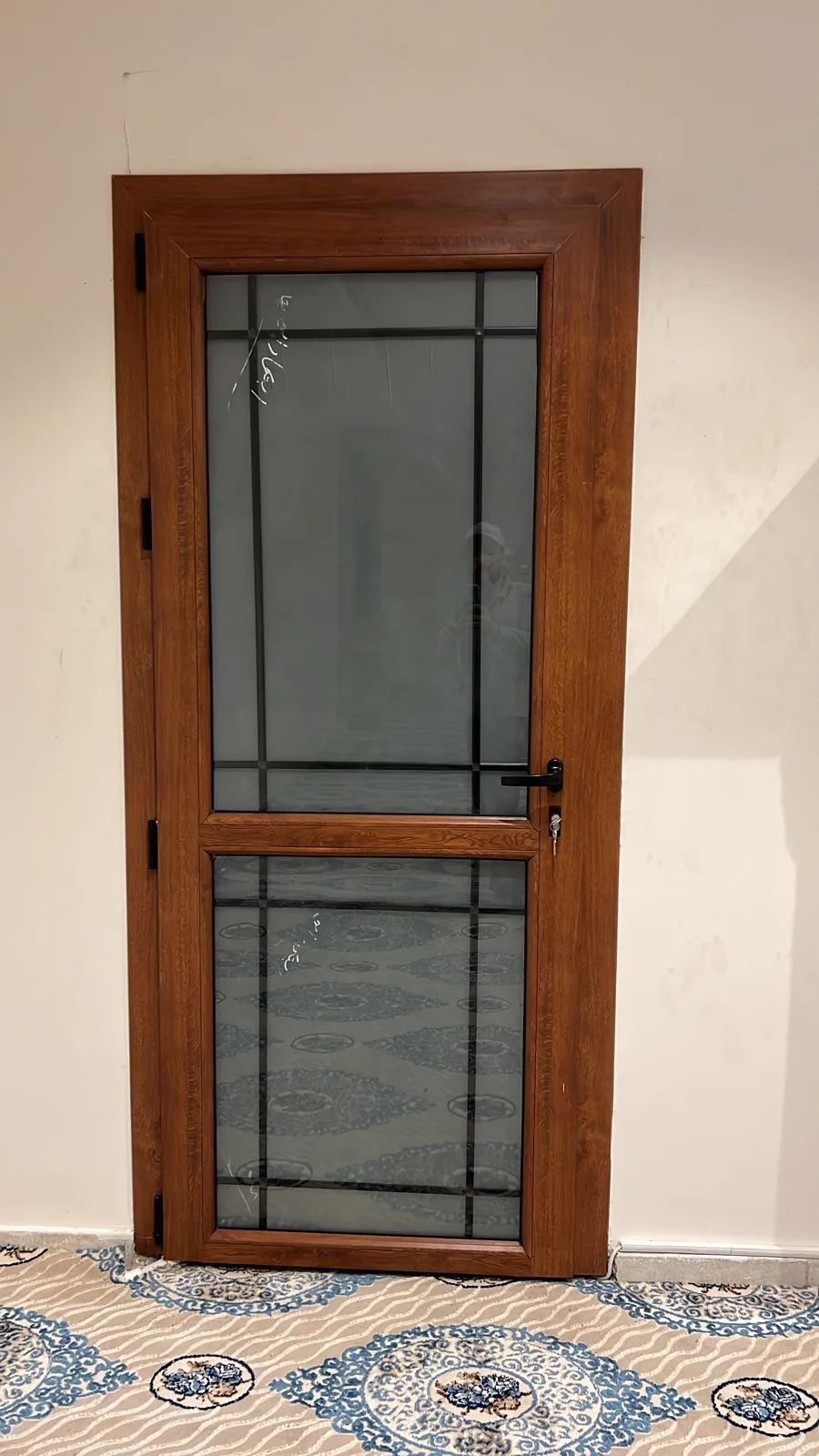 باب UPVC خشبي مع زجاج وديكور
